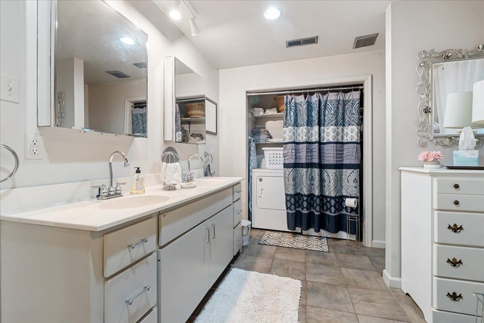 Grand Room, Multiple Beds, Fireplace, Annex Building | Bathroom | Free toiletries, hair dryer, bathrobes, towels