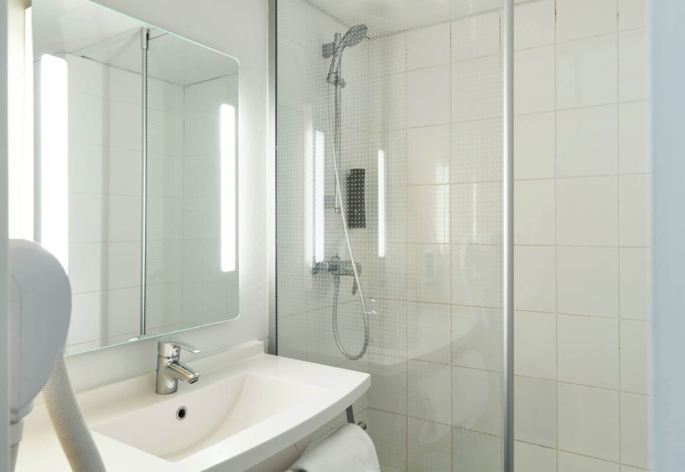 Shower, towels, soap, shampoo