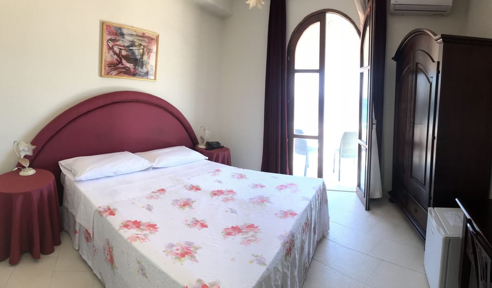 Classic Room, Sea View | In-room safe, desk, free cribs/infant beds, free WiFi