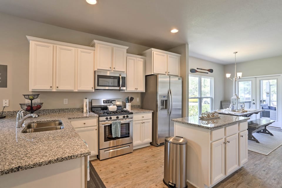 Kitchen | Cooking Basics | Coffee Maker | Paper Towels/Trash Bags Provided
