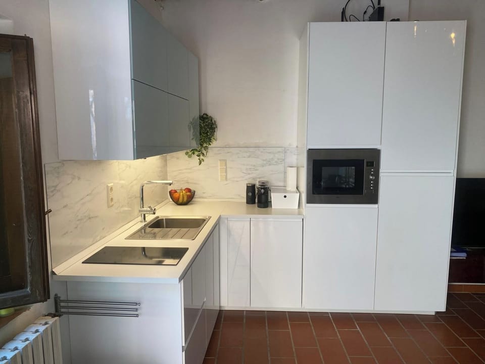 kitchen view with mini fridge and microwave oven 