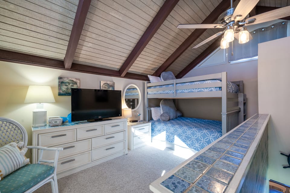 2nd floor loft area with full size bumk beds and large Smart TV