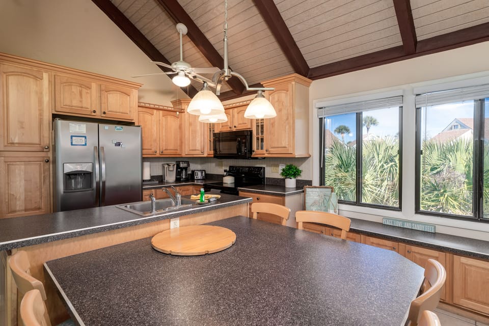 Dining area with seating for 6