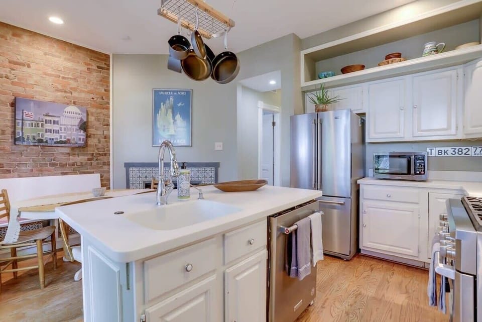 Expansive kitchen
