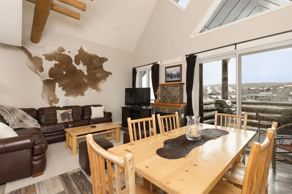 Saddle Ridge A3 - Ski-in/ski-out with amazing views! Large living room, dining.