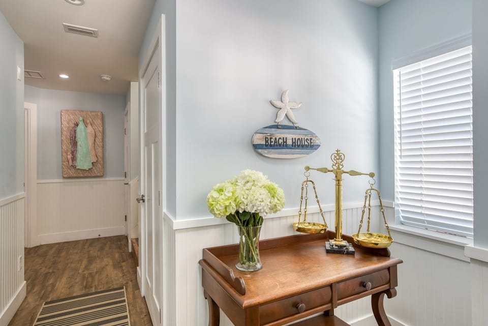 Beach Retreat - interior entrance