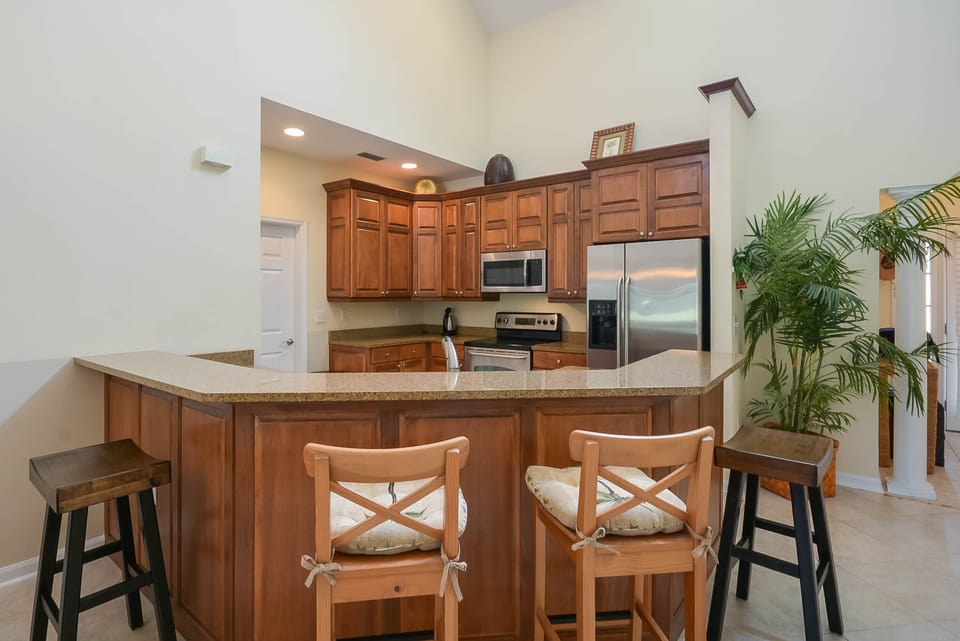 Additional seating at the kitchen counter for 4.