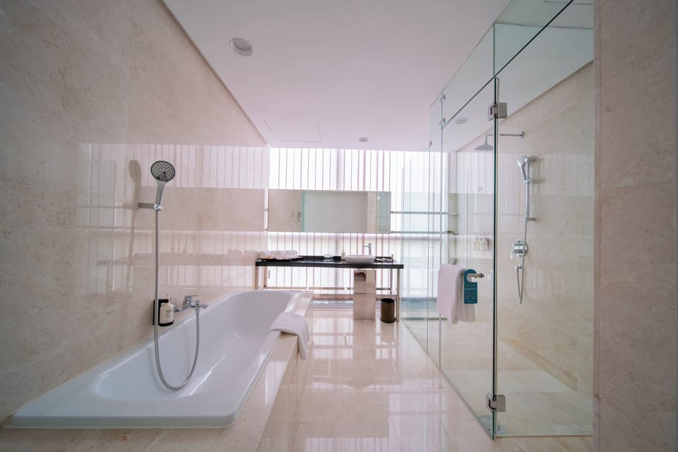 Shower, rainfall showerhead, free toiletries, towels