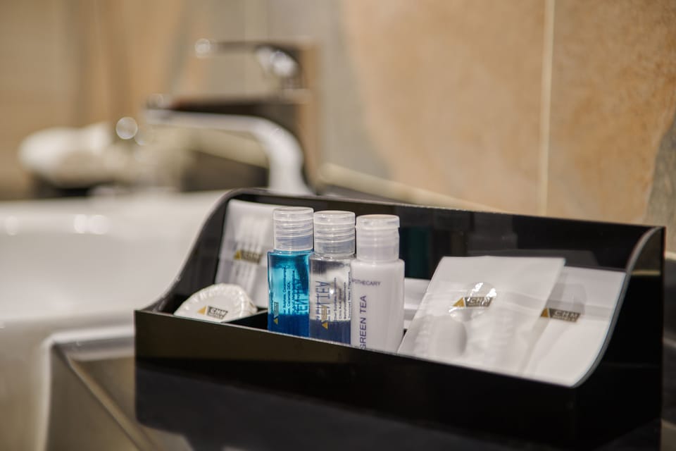 Shower, free toiletries, towels