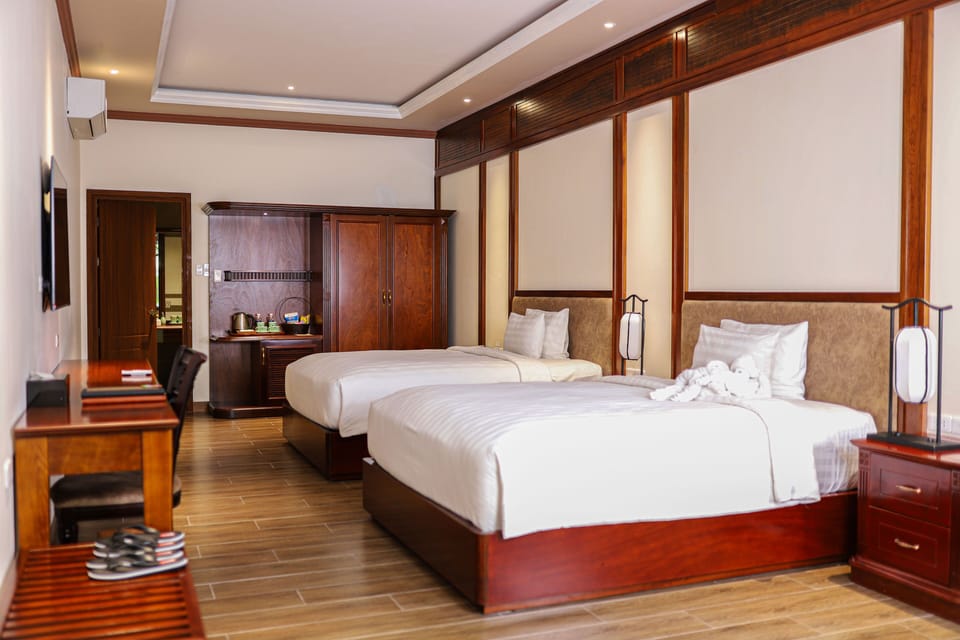 Junior Suite | Minibar, in-room safe, individually decorated, individually furnished
