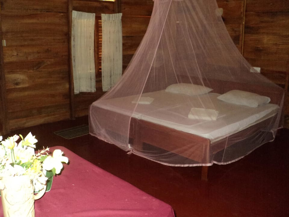 Cabana with Fan | Desk, free WiFi