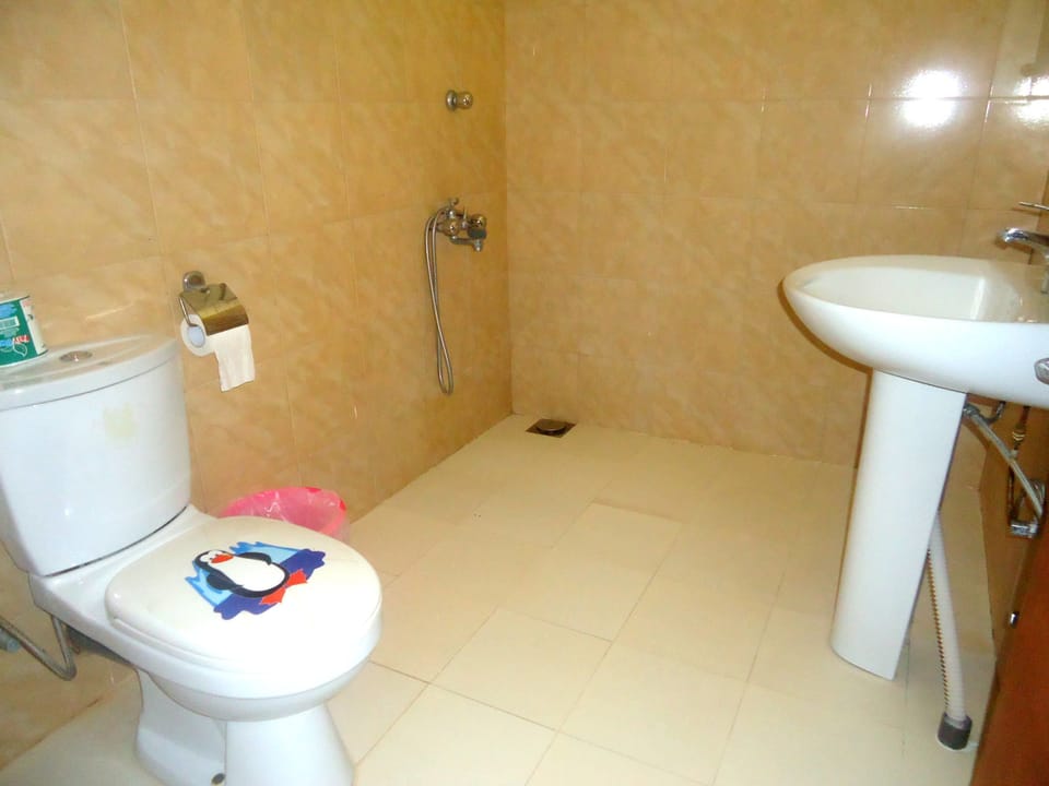 Standard Triple Room | Bathroom | Shower, free toiletries