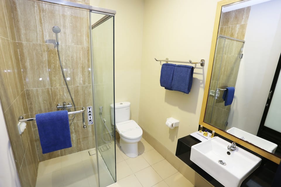 Paviliun Garden View | Bathroom | Shower, free toiletries, slippers, towels