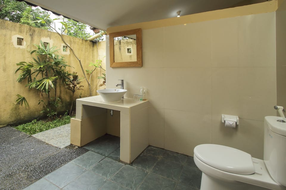 Superior Suite, 1 Bedroom, Kitchenette, Garden View | Bathroom | Shower, free toiletries, towels