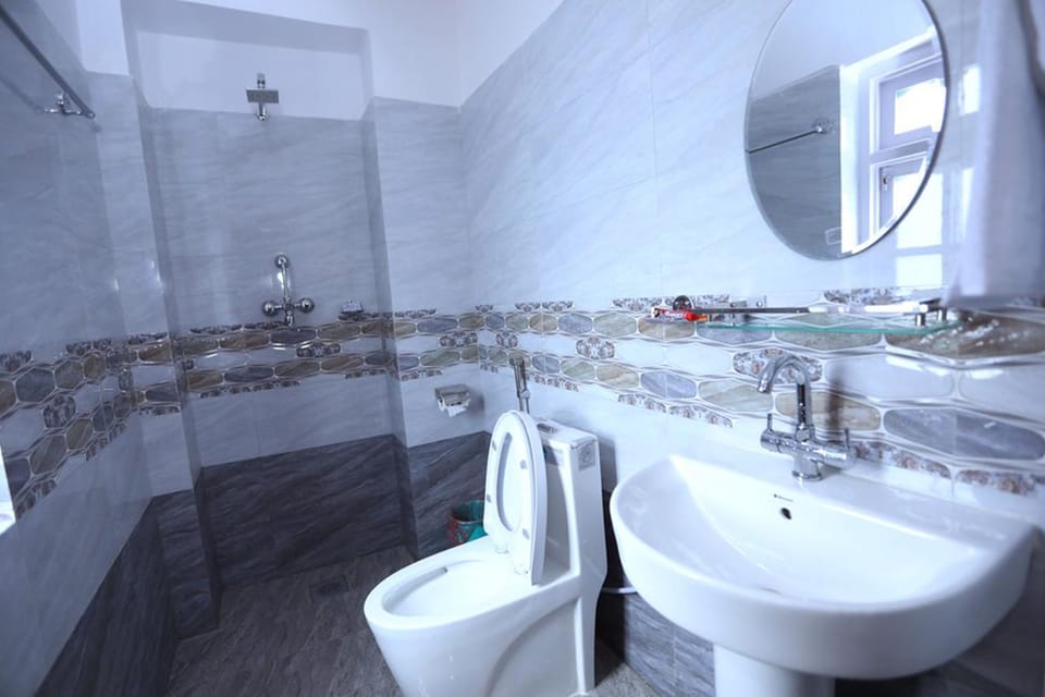 Shower, free toiletries, slippers, bidet