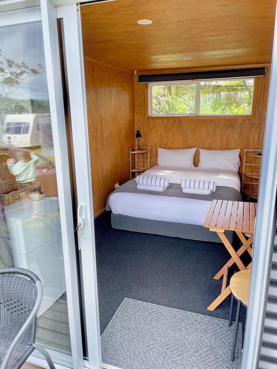 Deluxe Cabin, 1 Queen Bed | WiFi, bed sheets
