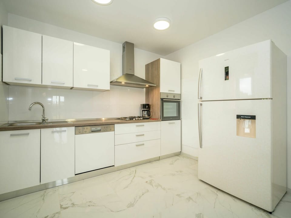 Cabinetry, Kitchen Sink, Countertop, Sink, Tap, Property, Building, Furniture, Kitchen Stove, Interior Design