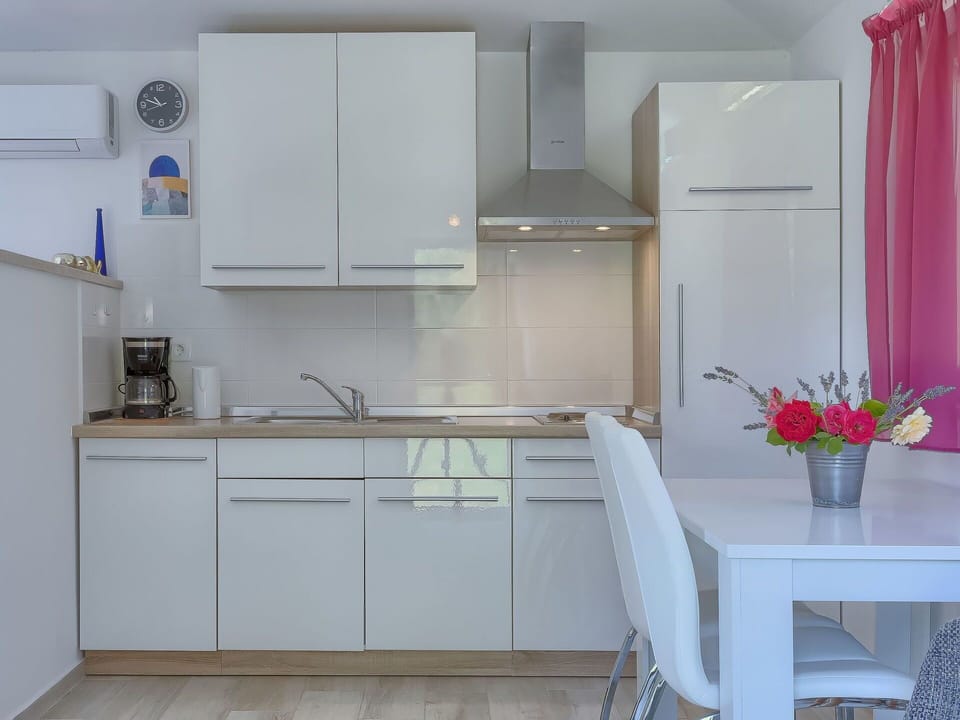 Room, Furniture, Kitchen, Cabinetry, Property, Countertop, Interior Design, Floor, Cupboard, Tile
