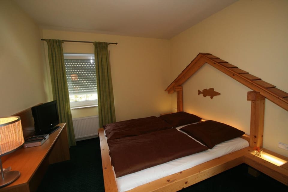Double Room | In-room safe, WiFi (free), bed sheets