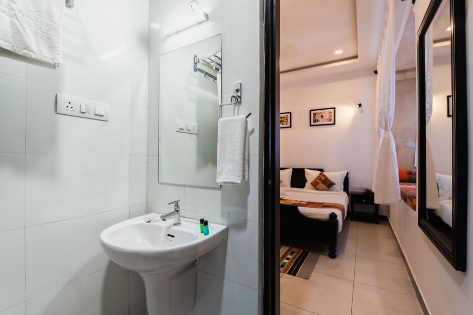 Superior Double Room | Bathroom | Shower, slippers, towels