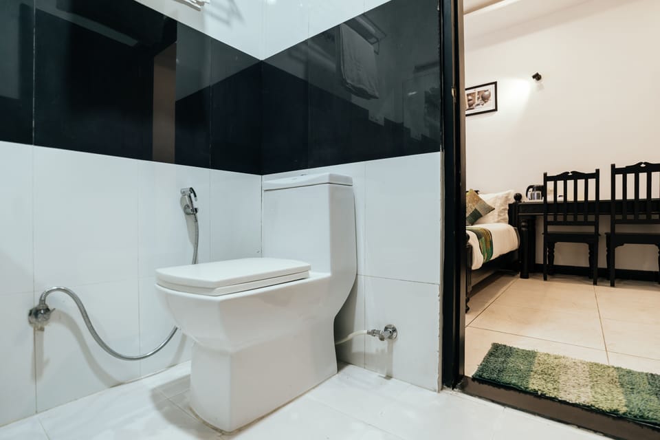 Superior Double Room | Bathroom | Shower, slippers, towels
