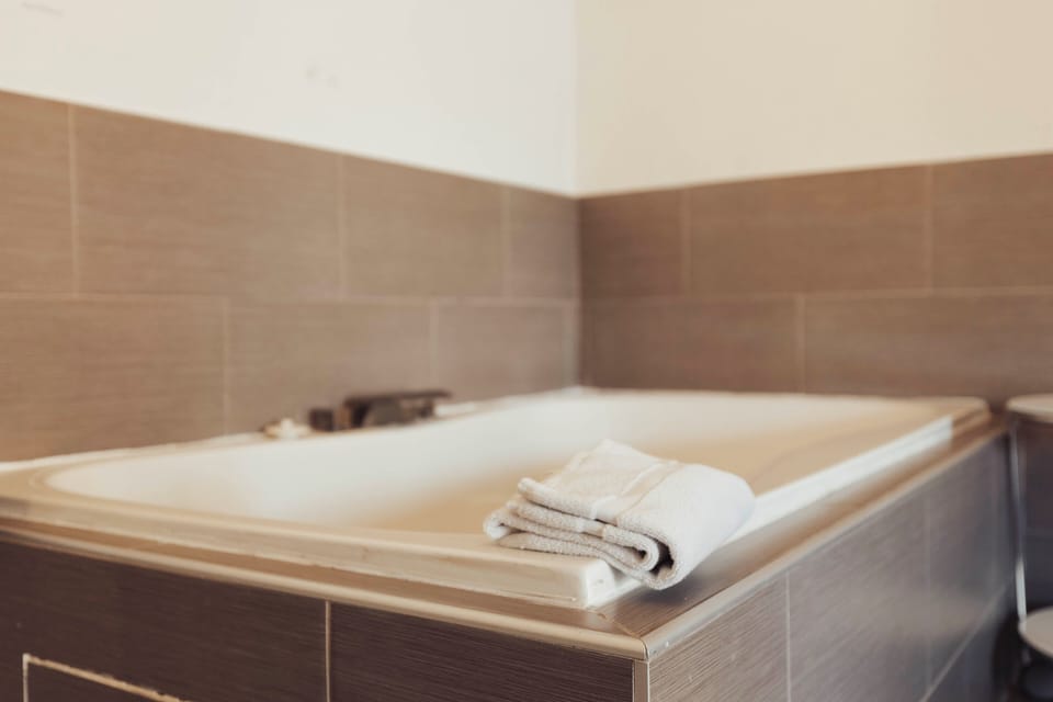 Romantic Single Room, 1 King Bed, Jetted Tub | Premium bedding, iron/ironing board, free WiFi, bed sheets