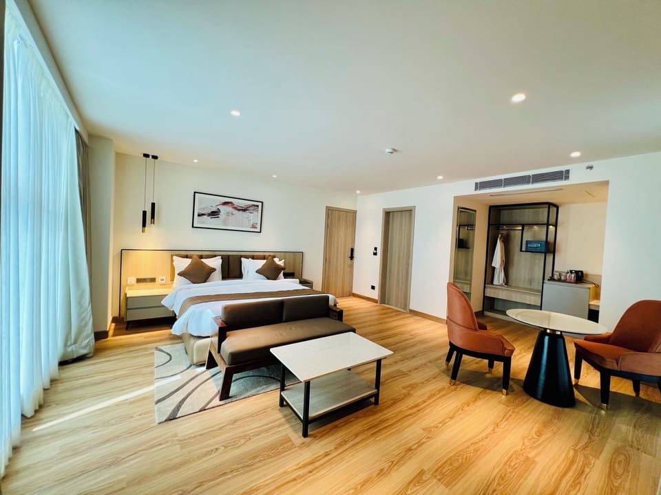 Premium Room | In-room safe, desk, blackout drapes, soundproofing