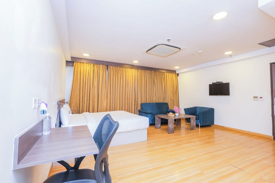 Executive Room | In-room safe, desk, blackout drapes, soundproofing