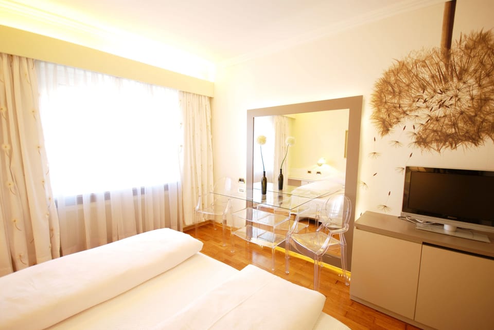 Classic Double Room | Premium bedding, minibar, in-room safe, desk