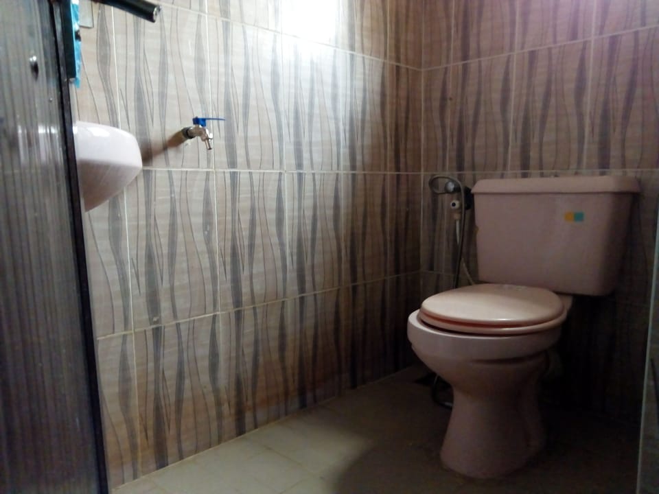 Classic Room | Bathroom | Shower, rainfall showerhead, free toiletries, towels