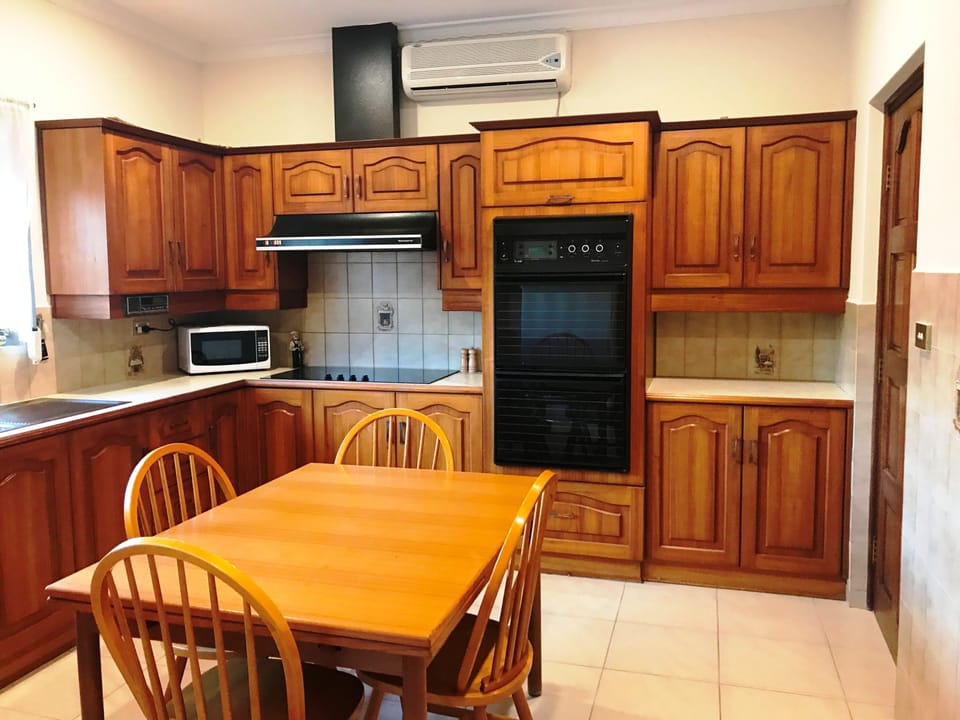 Family House, Multiple Beds, Non Smoking | Private kitchen | Fridge, microwave, oven, stovetop
