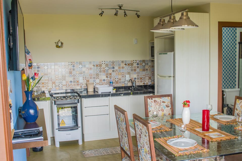 Full-size fridge, microwave, oven, coffee/tea maker