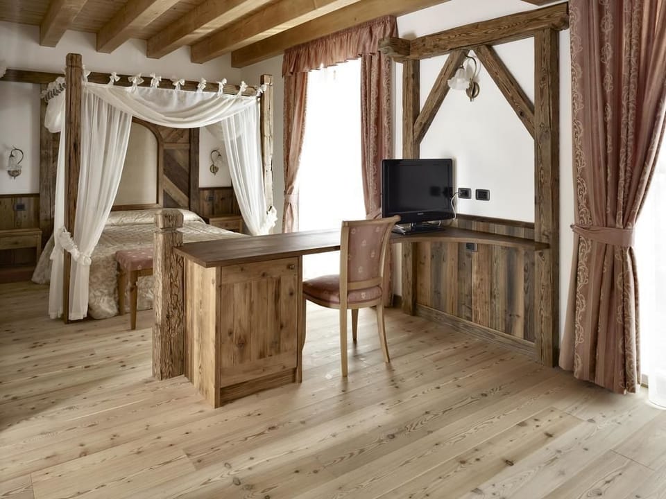 Double or Twin Room, Terrace, Lake View | Room amenity