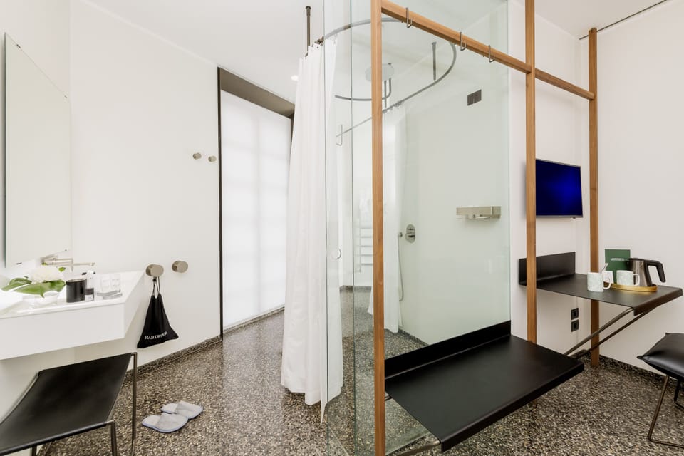 Deluxe Double or Twin Room, City View | Bathroom | Hydromassage showerhead, free toiletries, hair dryer, slippers
