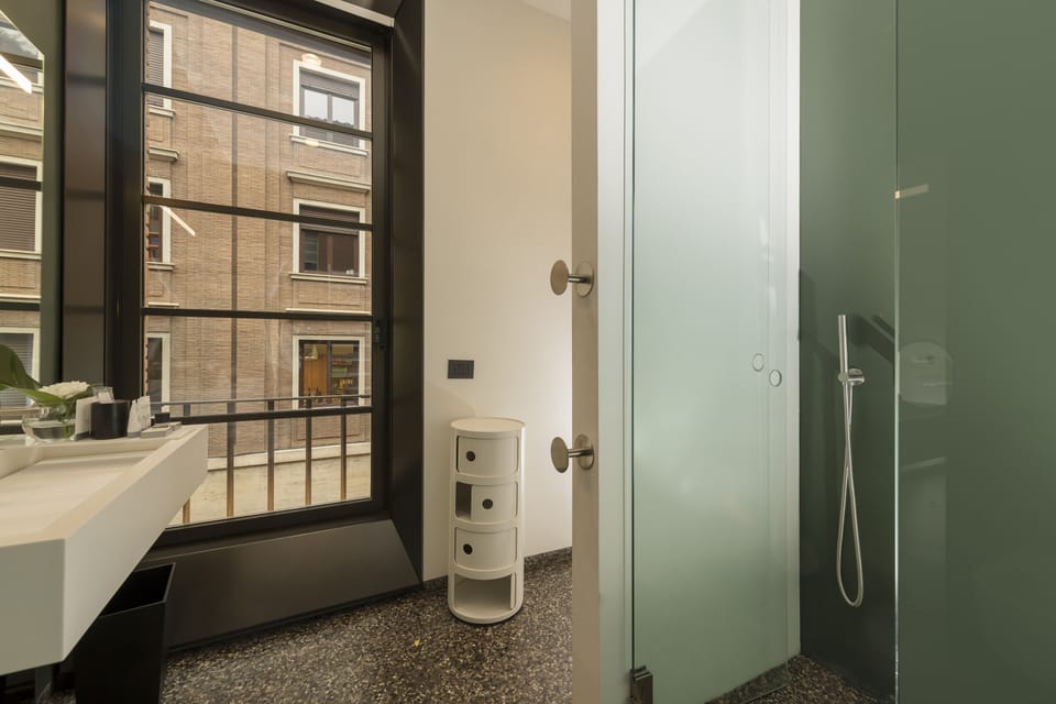 Deluxe Double or Twin Room | In-room safe, desk, blackout drapes, soundproofing