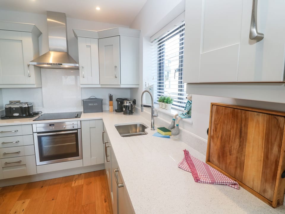 Cottage | Private kitchen | Dishwasher, highchair, cookware/dishes/utensils