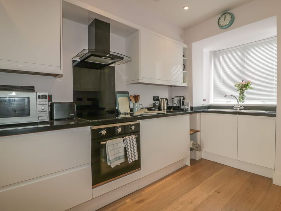 Cottage | Private kitchen | Microwave, stovetop, dishwasher, electric kettle