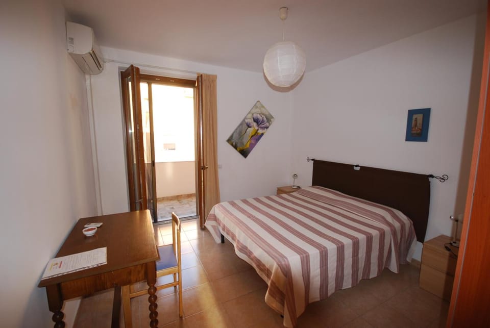 1 bedroom, desk, soundproofing, cribs/infant beds