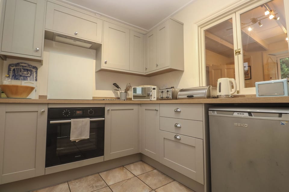 Cottage | Private kitchen | Fridge, microwave, stovetop, dishwasher