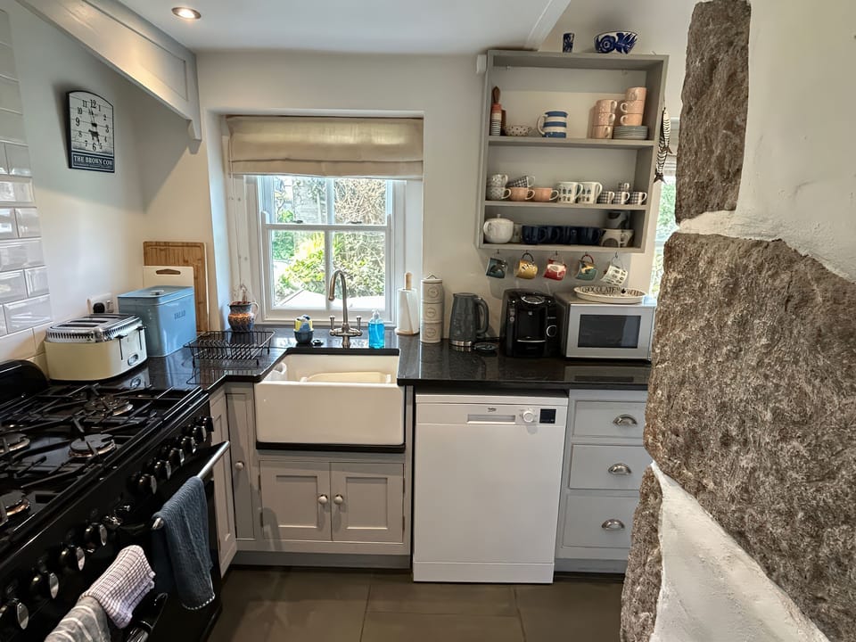 Cottage | Private kitchen | Microwave, stovetop, dishwasher, cookware/dishes/utensils