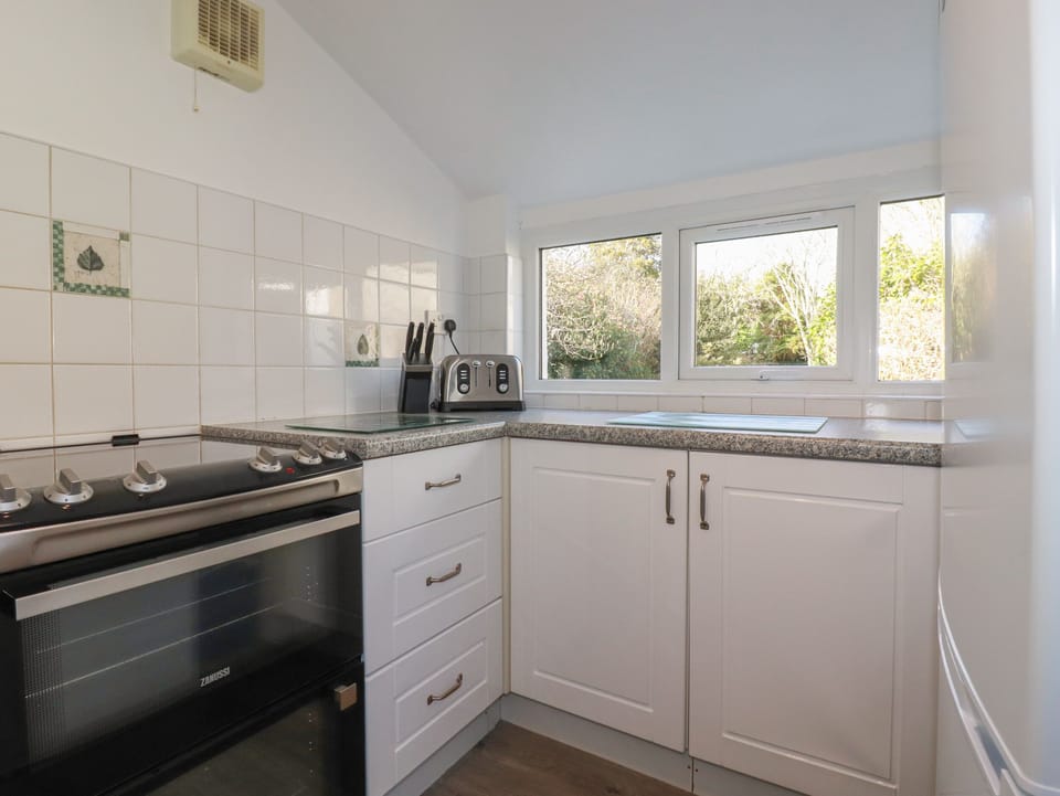 Cottage | Private kitchen | Stovetop, dishwasher, cookware/dishes/utensils