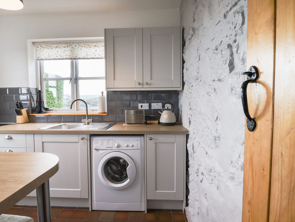 Cottage | Private kitchen | Stovetop, highchair, cookware/dishes/utensils