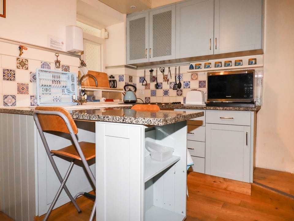 Cottage | Private kitchen | Fridge, microwave, stovetop, dishwasher