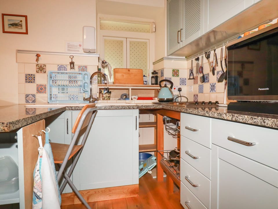 Cottage | Private kitchen | Fridge, microwave, stovetop, dishwasher