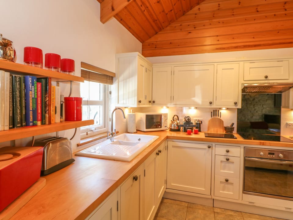 Cottage | Private kitchen | Fridge, microwave, stovetop, dishwasher