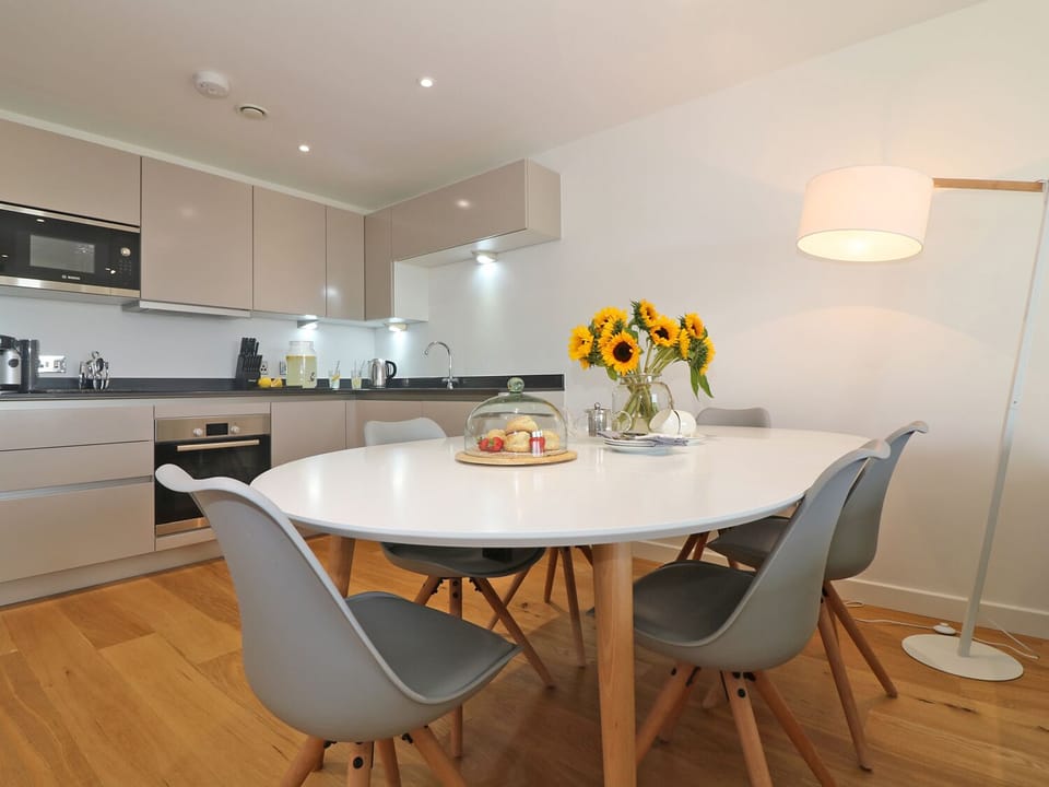 Cottage | Private kitchen | Dishwasher, electric kettle, toaster, cookware/dishes/utensils