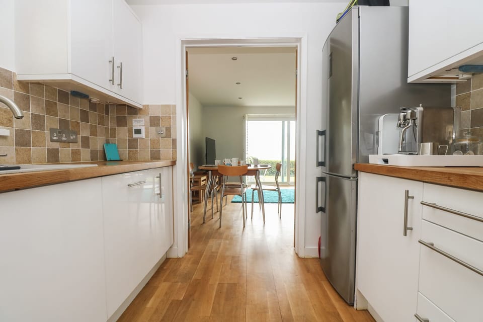 Cottage | Private kitchen | Dishwasher, electric kettle, toaster, highchair