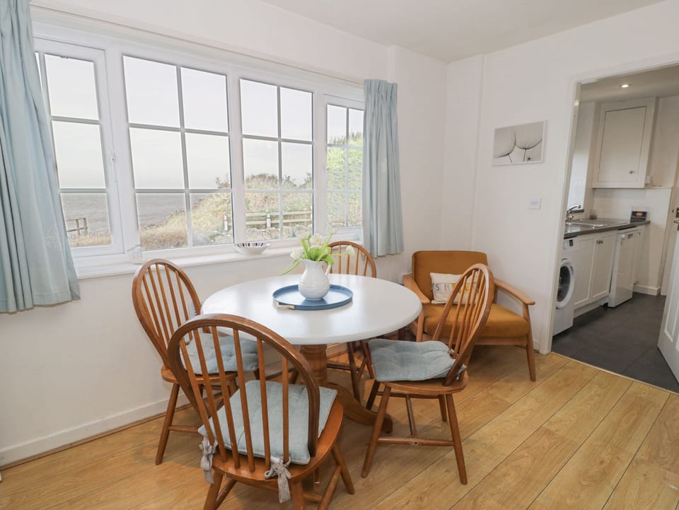 Cottage | Dining