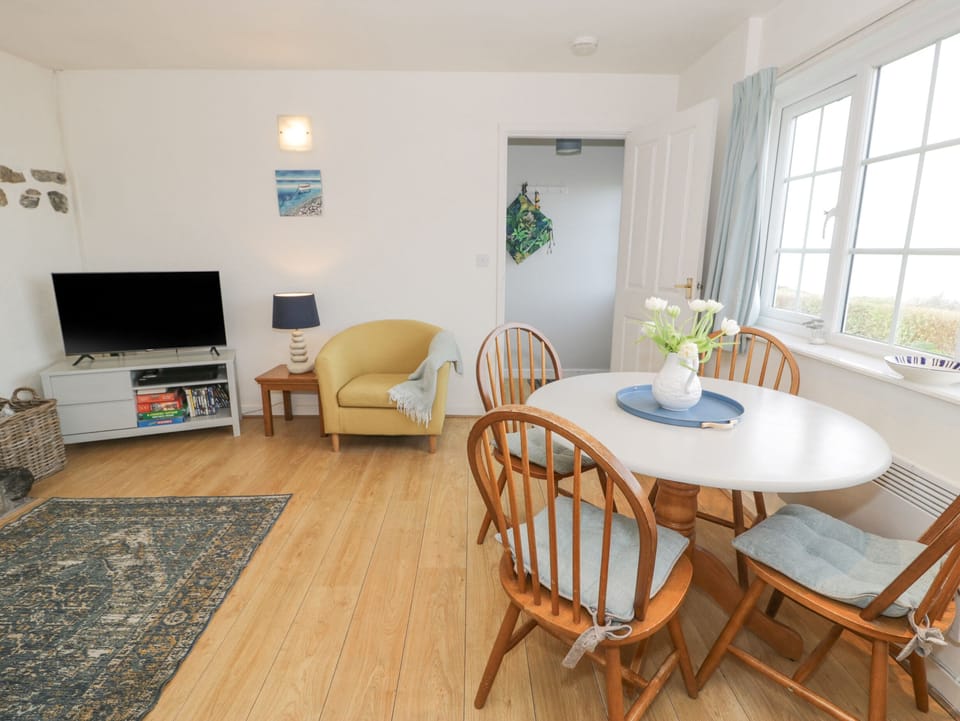 Cottage | Dining