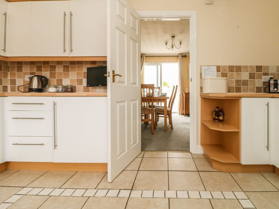 Cottage | Private kitchen | Microwave, stovetop, dishwasher, highchair
